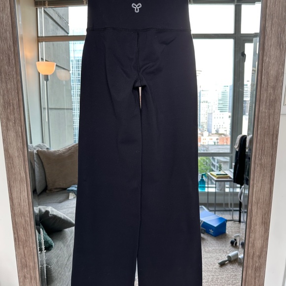 Wide leg leggings (Aritzia) - Picture 3 of 3